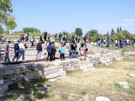 Troia Antik Kentini Gezen Yerli ve Yabancı Turistler