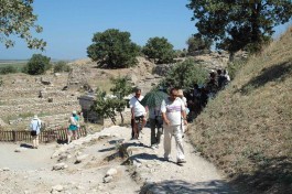 Troia Antik Kentini Gezen Yerli ve Yabancı Turistler