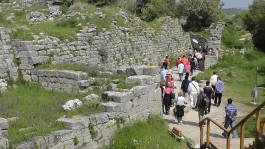 Troia Antik Kentini Gezen Yerli ve Yabancı Turistler