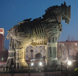 Çanakkale'de Kordon Boyundaki 'Troy Atı'nın Gece Görünümü