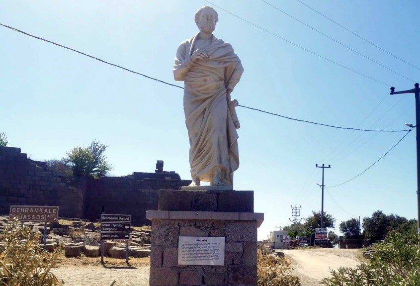  Aristoteles Heykelinin Yerine Yenisi Yapıldı 