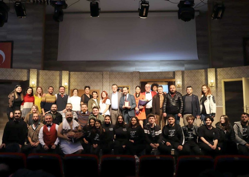  Çanakkale Belediyesi Tiyatro Topluluğu Alaşehir’de Sahne Aldı 