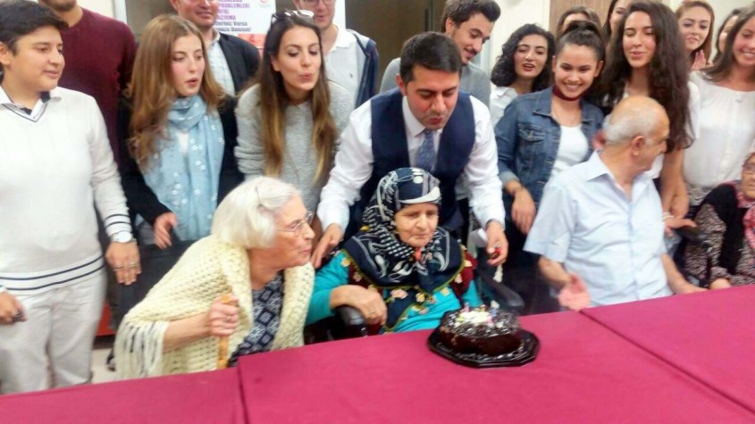  Harçlıklarıyla Huzurevindeki Yaşlıların Doğum Gününü Kutladılar 