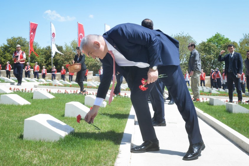  Çanakkale Şehitler Abidesi’nde Duygusal Tören 