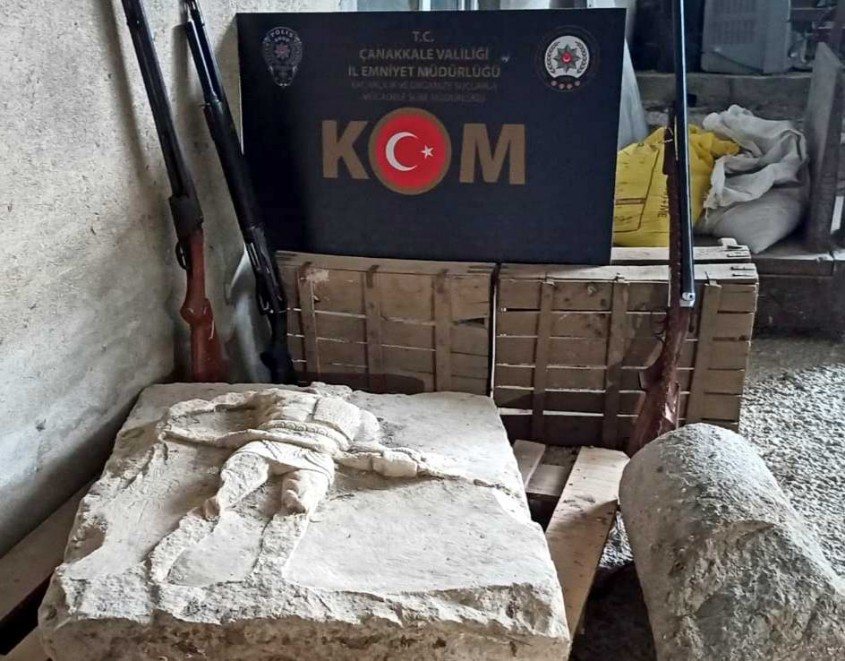  Çanakkale’de 2 Bin Yıllık Gladyatör Rölyefi Ele Geçirildi 