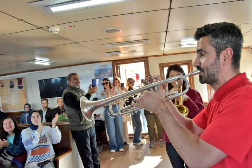  Çanakkale’de Feribotta Cumhuriyet Şarkıları  