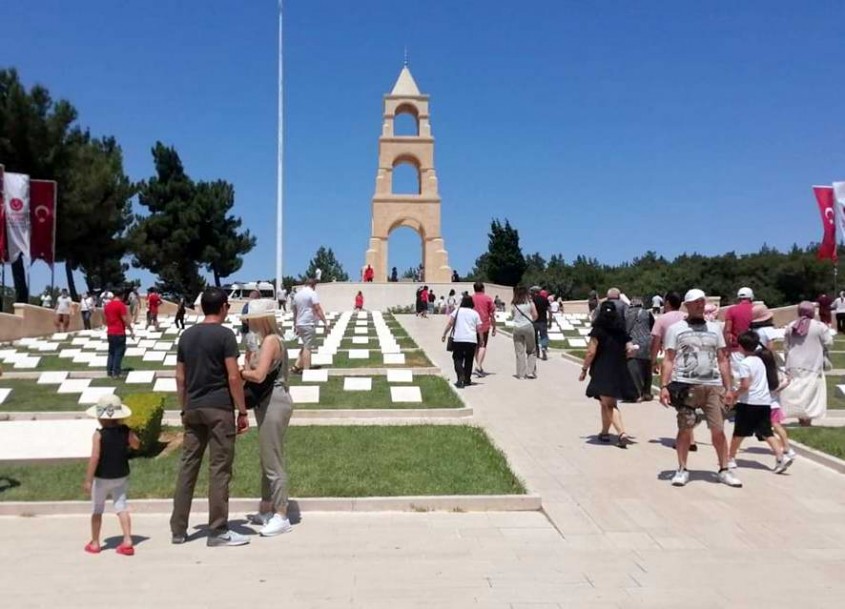  Çanakkale’de Şehitliklere Ziyaretçi Akını 