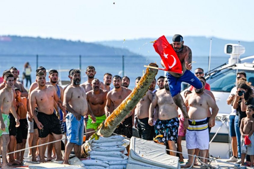  Yağlı Direk Yarışmasında Kahkaha Tufanı 