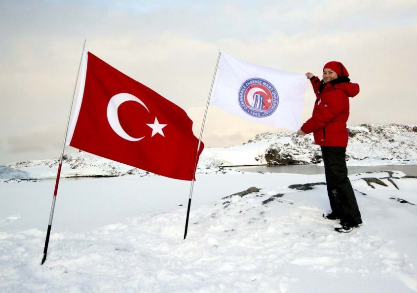  ÇOMÜ Bayrağı Antarktika’da Dalgalanıyor 