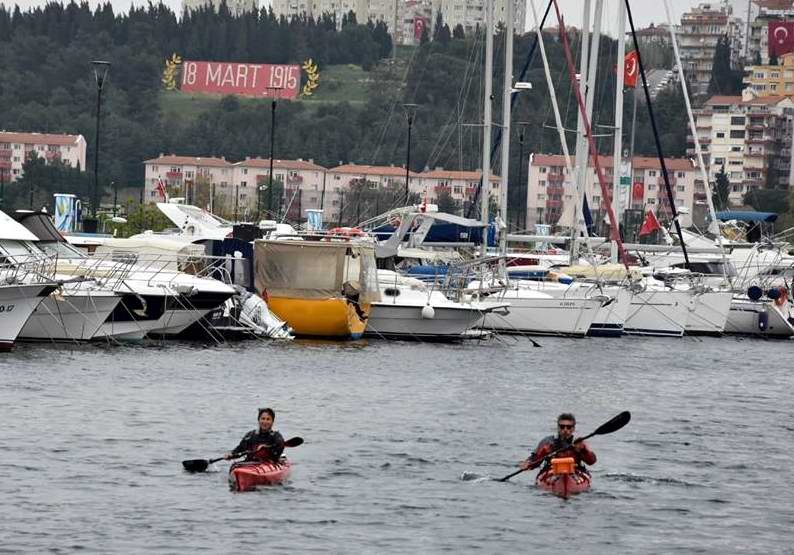  “Barış” İçin Kanoyla İzmir’den Çanakkale’ye Geldiler 