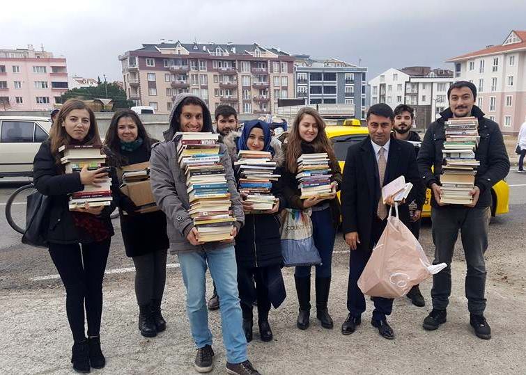  Örnek Öğrenciler Topladıkları Kitaplarla Kütüphane Kurdu 