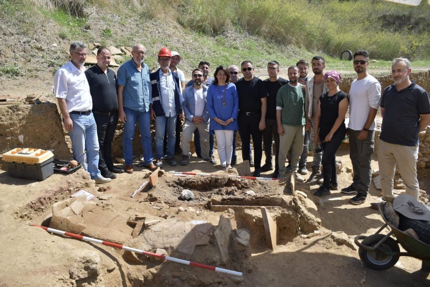  Parion’da Anne ve Çocuğuna Ait 2 Bin Yıllık Mezar Bulundu 