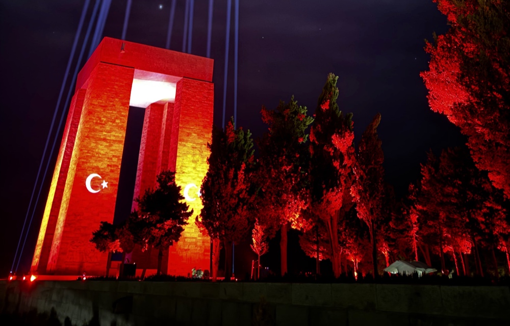  Şehitler Abidesi'nde 18 Mart Gününe Özel Işıklandırma Yapıldı 