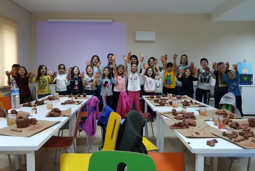  Çocuk Kültür Evi, Seramik Sanatçısı Ece Güneş Erten'i Ağırladı 