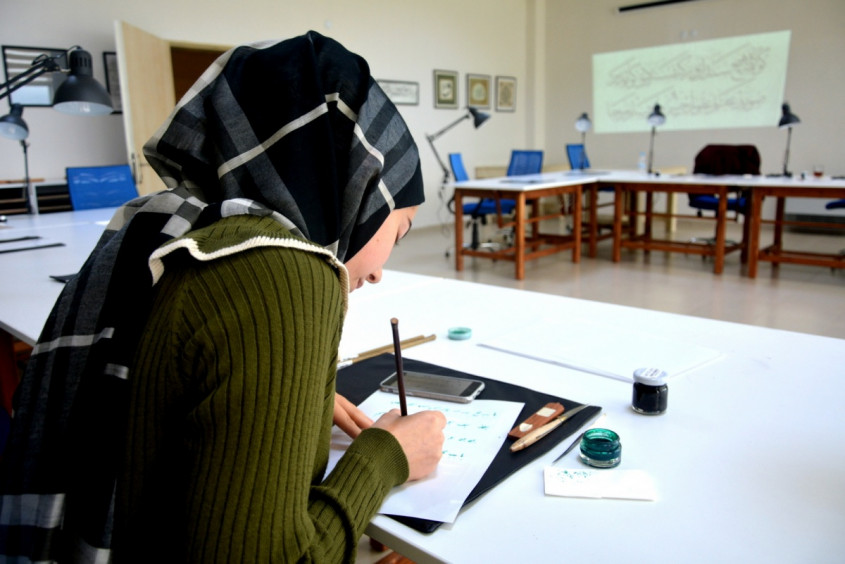  Türkiye’de Bir İlk... ÇOMÜ Hat ve Tezhip Atölyesi Açıldı 