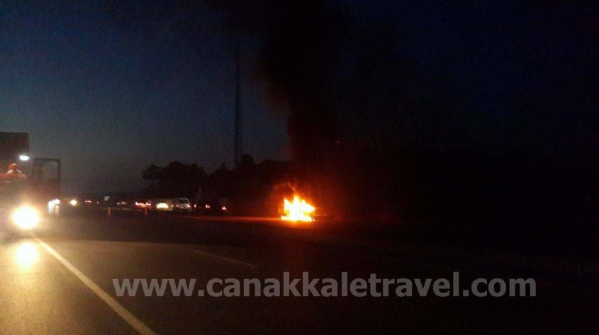  Çanakkale - İzmir Karayolunda Tır Yanıyor 