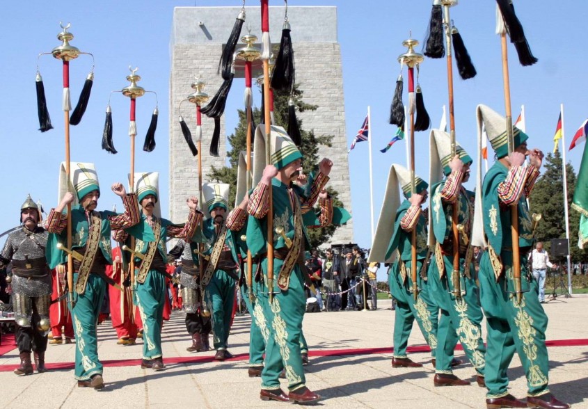  Çanakkale Şehitler Abidesi’nde Duygusal Tören 