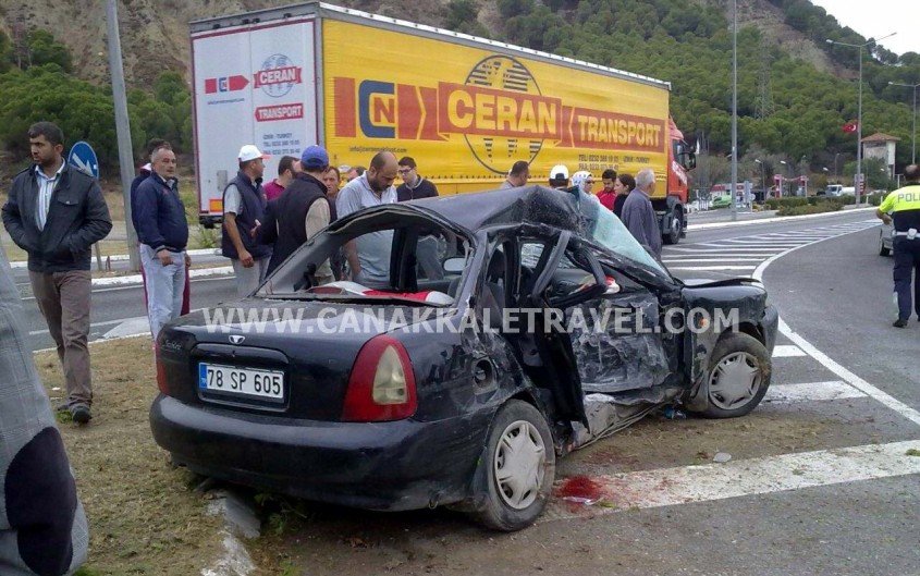  Eceabat’ta Tur Otobüsü Otomobil İle Çarpştı 